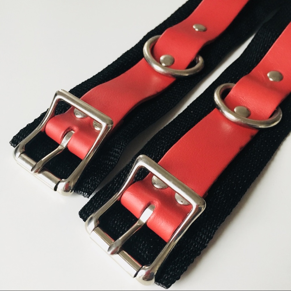 RED LEATHER CUFFS - Picture 5 of 5